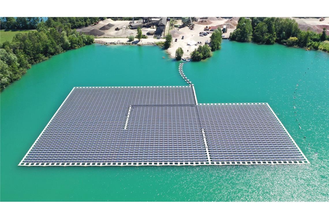 Eine schwimmende Photovoltaik-Anlage auf einem Baggersee. Bis 2045 soll Deutschland klimaneutral werden. Der Umbau der deutschen Energieversorgung soll höchste Priorität haben.