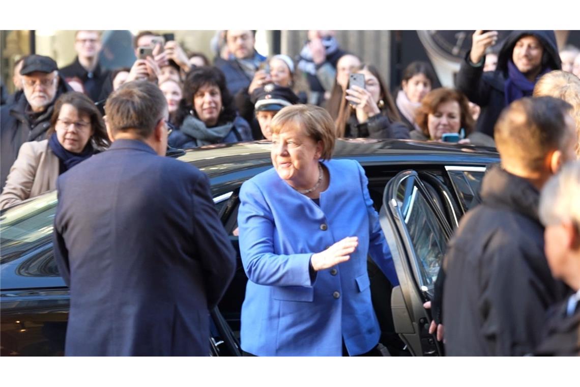 Eine Signierstunde in einer Hamburger Buchhandlung hat viele Käufer von Merkels Memoiren angelockt.