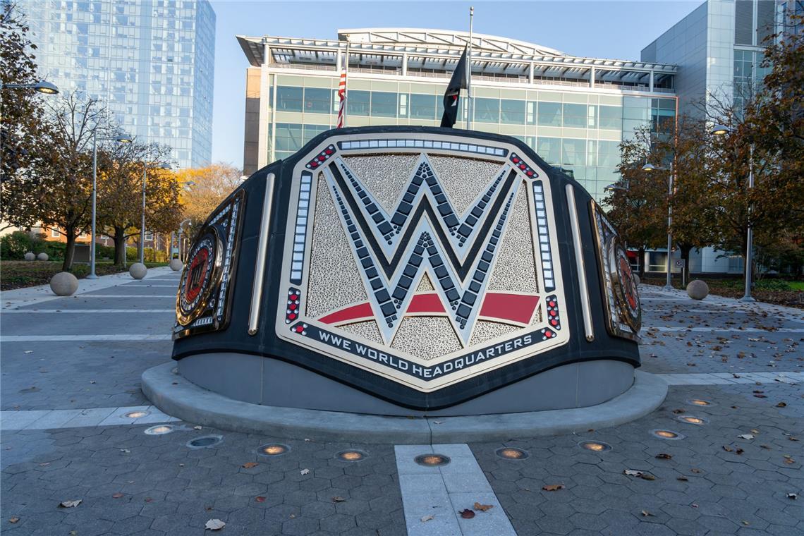 Eine Skulptur eines Meisterschaftsgürtels vor den Büros der WWE am Washington Boulevard in Stamford, Connecticut.