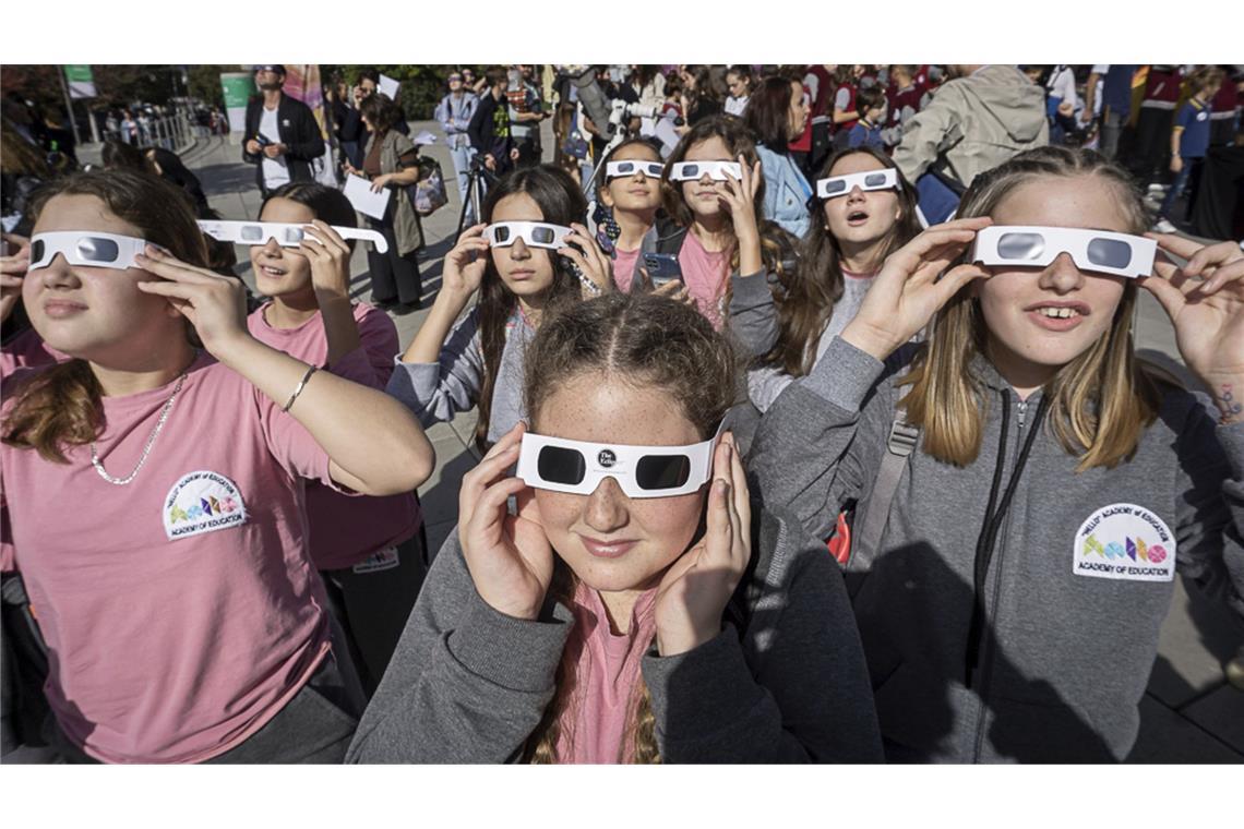 Eine Sonnenfinsternis sollte man nur mit spezieller Brille beobachten.