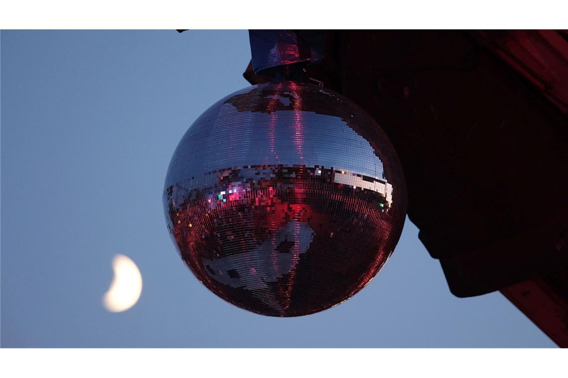 Eine Spiegelkugel mit dem Mond im Hintergrund während des Melt-Festival auf dem Ferropolis-Gelände.