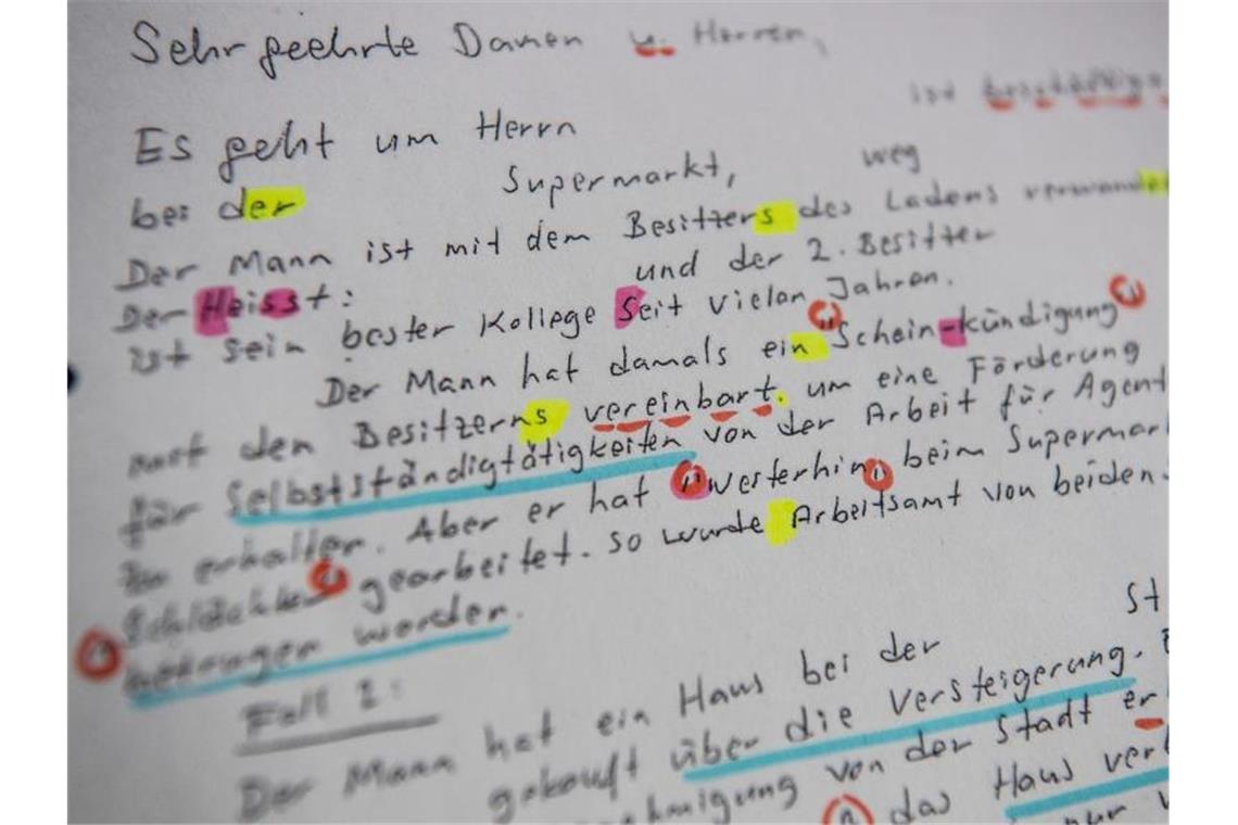 Sprach-Forensik: Wenn der Text den Täter verrät Eine Sprachforensikerin des Bundeskriminalamtes hat mit farbigen Markierungen dieses handschriftliche Schreiben eines Mannes, der sich anonym an die Polizei gewendet hatte, versehen. Foto: Boris Roessler/dpa