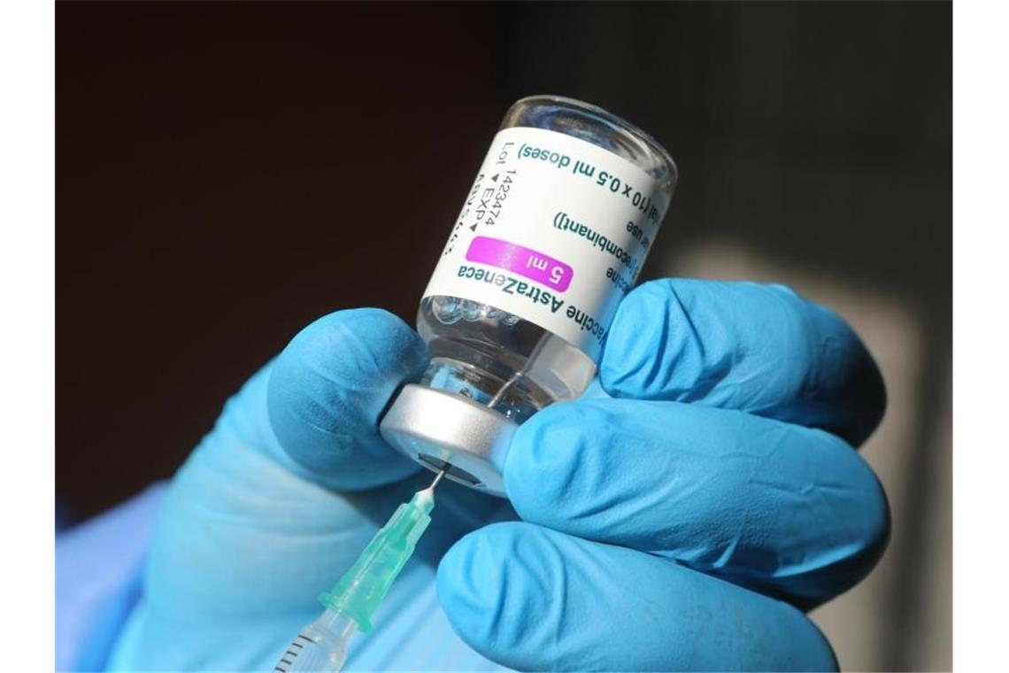 Umfrage: Große Mehrheit zweifelt an Merkels Impfversprechen Eine Spritze wird mit dem Corona-Impfstoff von Astrazeneca aufgezogen. Foto: Matthias Bein/dpa-Zentralbild/dpa