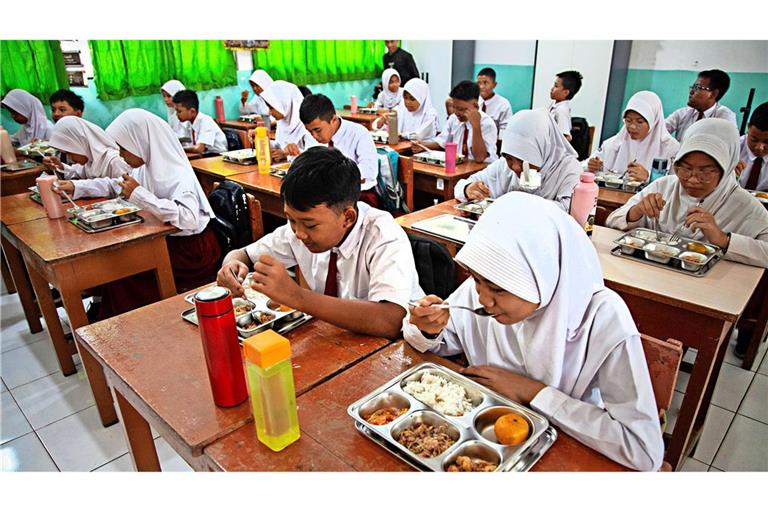 Eine staatliche Grundschule in Jakarta beim Mittagessen: Auf dem Speisezettel stehen unter anderem Milch, Gemüse, Obst, Reis und Eier.