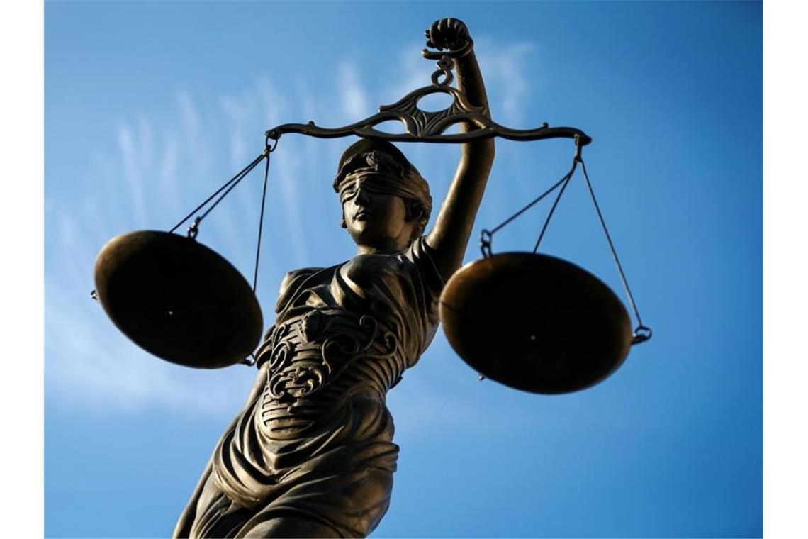 Freisprüche in Prozess um Gruppenvergewaltigung Eine Statue der Justitia. Foto: David-Wolfgang Ebener/dpa/Archivbild