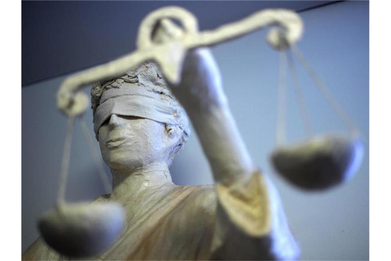 Eine Statue der Justitia hält die Waage. Foto: picture alliance/dpa/Symbolbild