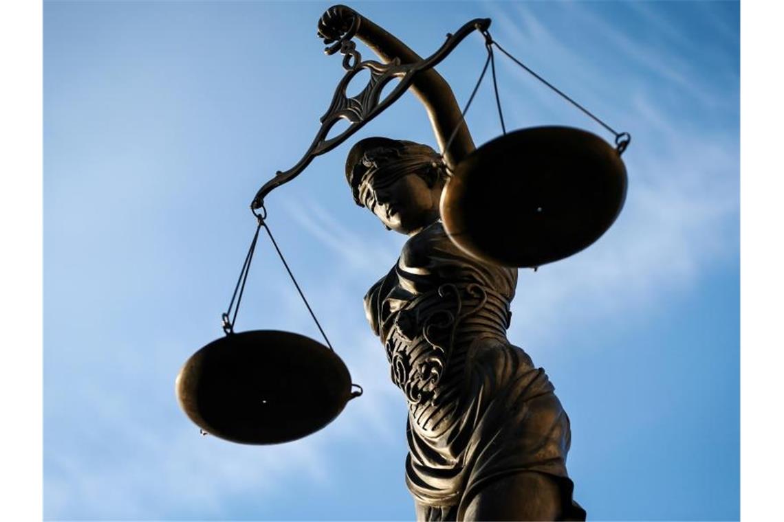 Eine Statue der Justitia hält eine Waage in der Hand. Foto: picture alliance / David Ebener/dpa/Symbolbild