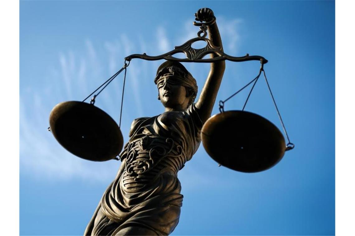 Verfassungsgerichtshof muss Gesetz zur Grundsteuer prüfen Eine Statue der Justitia hält eine Waage in ihrer Hand. Foto: David-Wolfgang Ebener/dpa