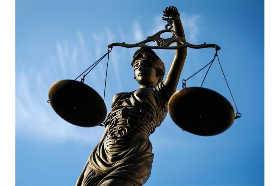 Urteil erwartet nach mutmaßlicher Messerattacke auf Ehefrau Eine Statue der Justitia hält eine Waage in ihrer Hand. Foto: David-Wolfgang Ebener/dpa/Symbolbild