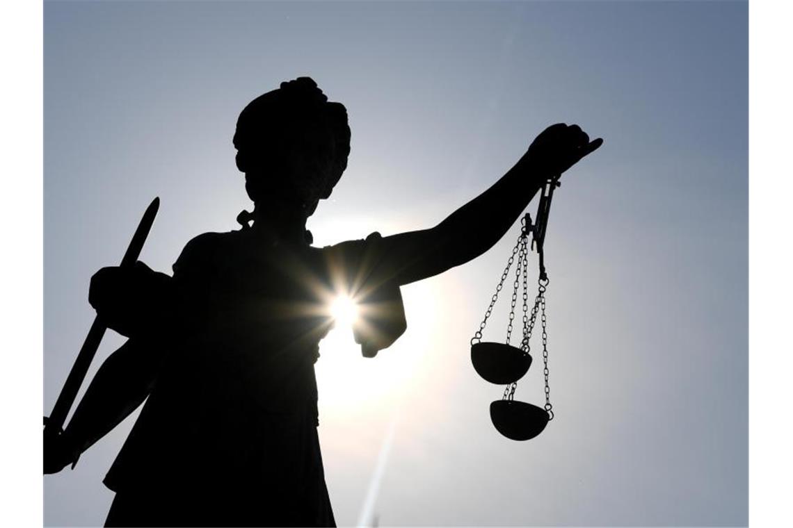 Anklage gegen Autofahrer nach Unfalltod von Fußgänger Eine Statue der Justitia hält eine Waage in ihrer Hand. Foto: Arne Dedert/dpa/Archivbild