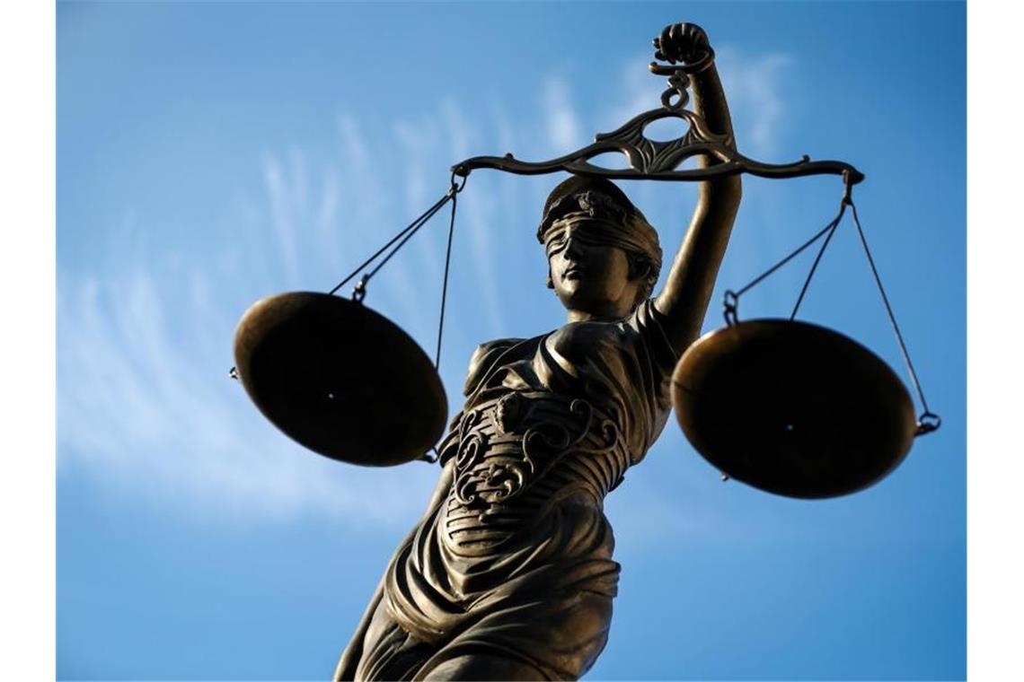 Tempolimit auf A 81 zwischen Geisingen und Engen bestätigt Eine Statue der Justitia hält eine Waage in ihrer Hand. Foto: David-Wolfgang Ebener/Archiv