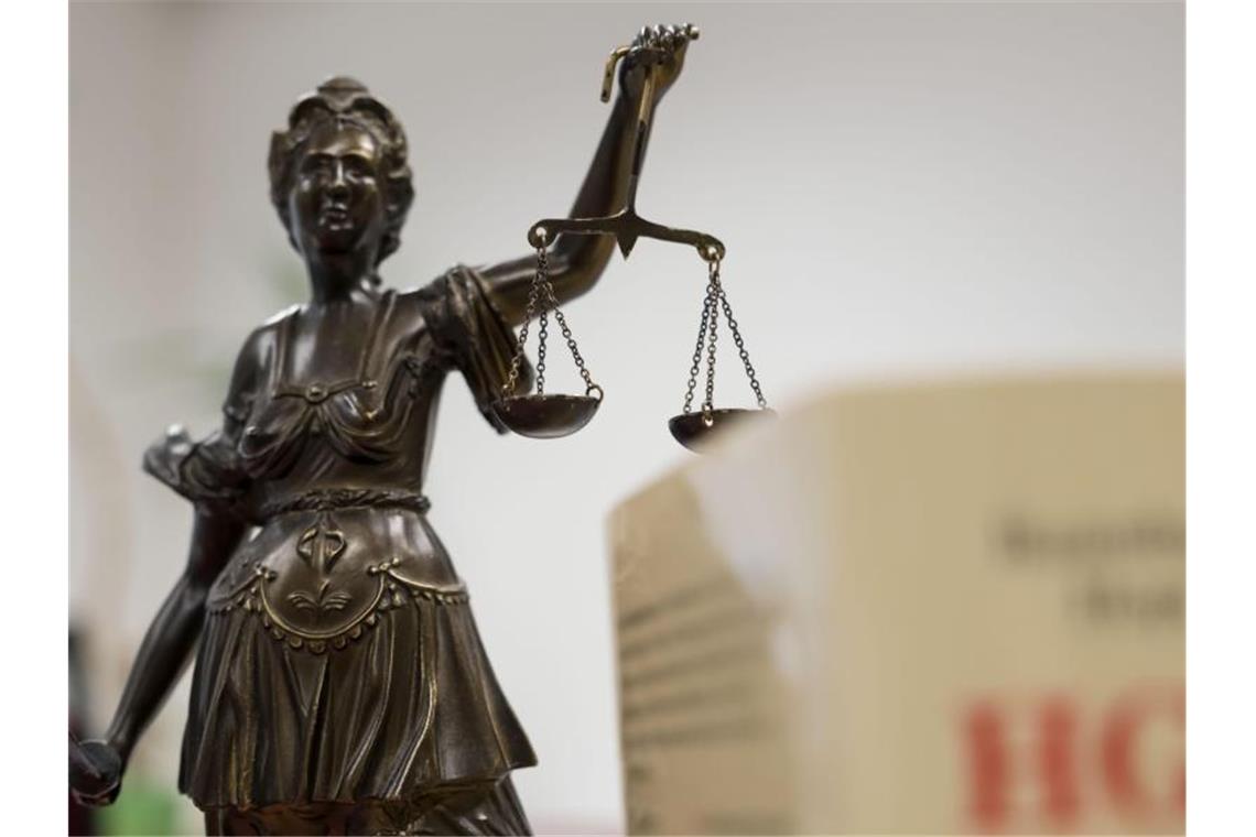 Drei Brüder nach rassistischem Angriff verurteilt Eine Statue der Justitia hält eine Waage in ihrer Hand. Foto: picture alliance / Peter Steffen/dpa/Symbolbild