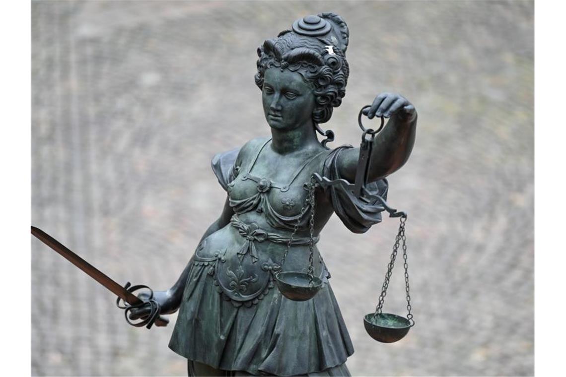 Verstoß gegen Tierschutzgesetz? Ermittlungen in Mannheim Eine Statue der Justitia hält eine Waage und ein Schwert in der Hand. Foto: Arne Dedert/dpa/Symbolbild