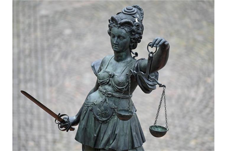 Eine Statue der Justitia hält eine Waage und ein Schwert in der Hand. Foto: Arne Dedert/dpa/Symbolbild