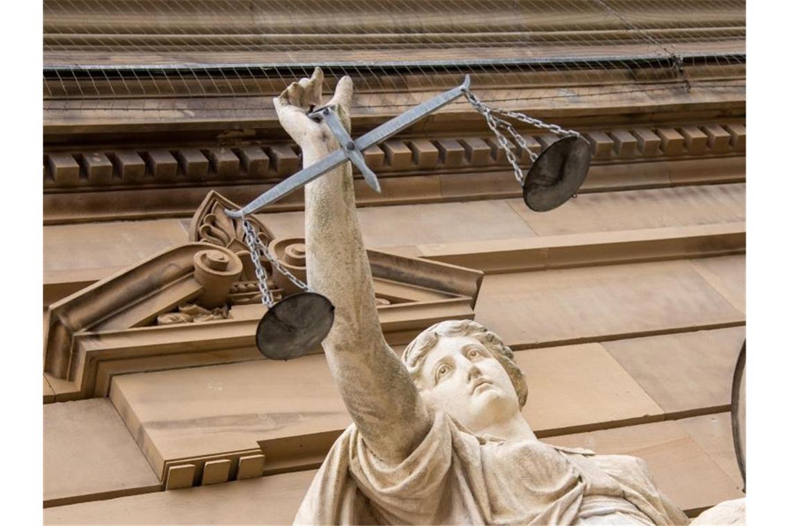 60-Jähriger wegen Messerstichen zu langer Haft verurteilt Eine Statue der Justitia hält eine Waagschale. Foto: Stefan Puchner/dpa/Archivbild