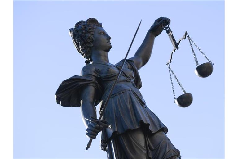 Eine Statue der Justitia steht unter freiem Himmel. Foto: Arne Dedert/dpa/Symbolbild