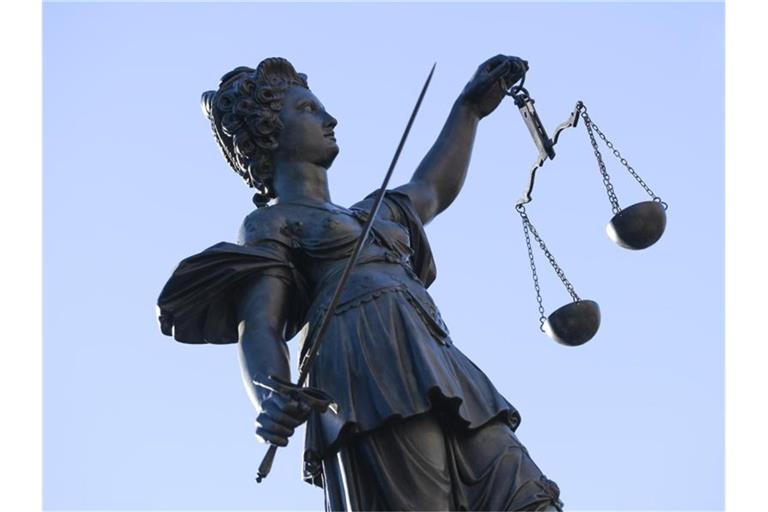 Eine Statue der Justitia steht unter freiem Himmel. Foto: Arne Dedert/dpa/Symbolbild