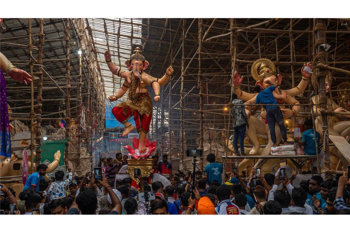 Eine Statue des elefantenköpfigen Hindu-Gottes Ganesha wird vor dem Ganesh Chaturti-Fest in Indien zu einem Ort der Anbetung getragen.