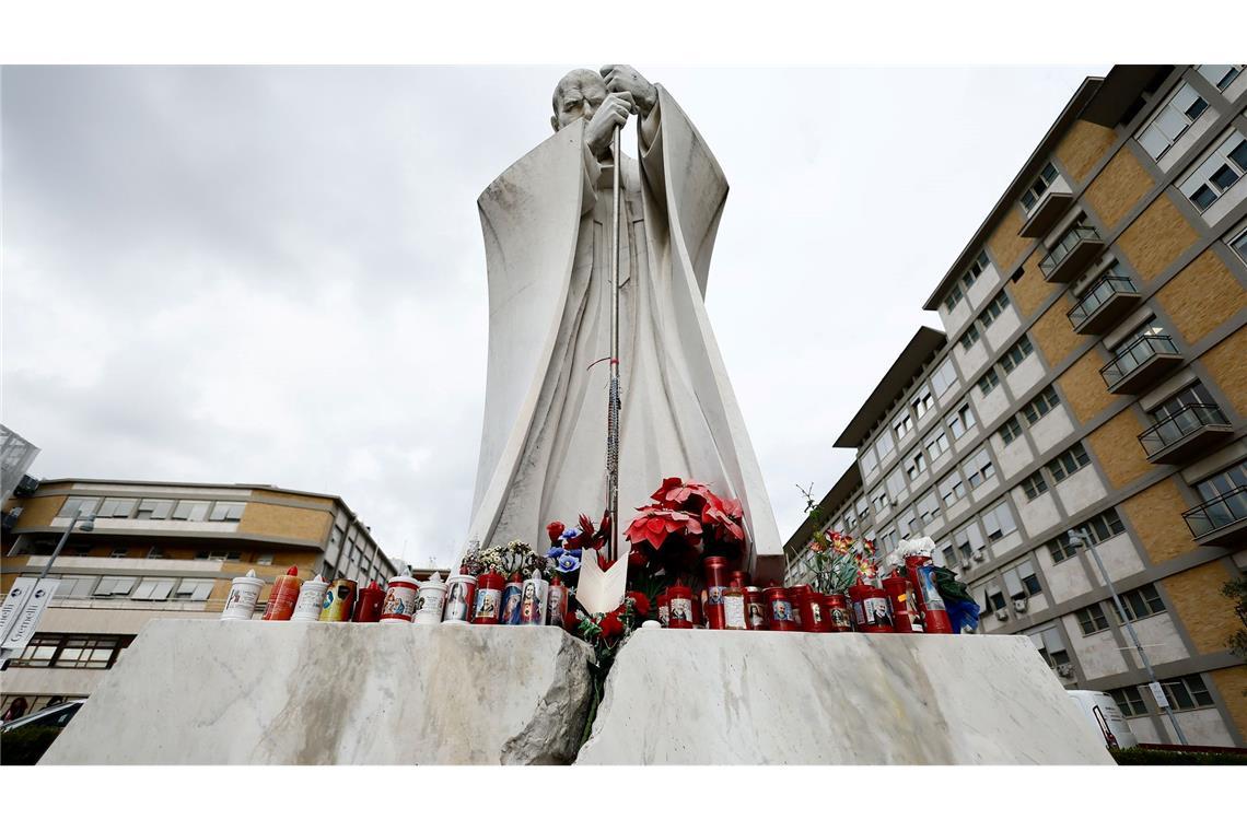 Eine Statue vor dem Krankenhaus erinnert an Papst Johannes Paul II.