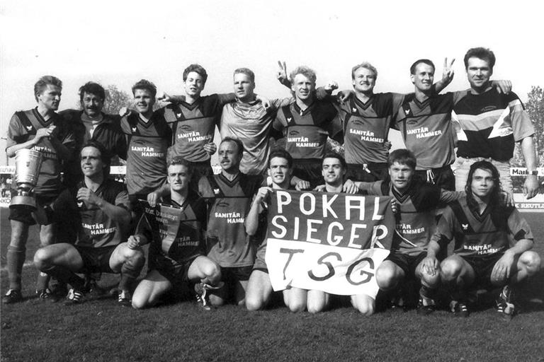 Eine Sternstunde in der mittlerweile 104-jährigen Geschichte der TSG-Fußballer ist der WFV-Pokal-Triumph 1991. Nach dem 2:1 im Finale gegen den SSV Reutlingen wird in dessen Stadion an der Kreuzeiche ausgiebig gefeiert. Mit dabei: Udo Veith, Spielleiter Volker Hecht-Rost, Andreas Nickel, Andreas Ebert, Frank Welz, Markus Sailer, Jochen Bacher, Andreas Fried, Trainer Bob Augustyn (hinten von links), Armin Scheiffele, Alexander Suckut, Axel Bohmwetsch, Roberto Sadler, Klaus Petz, Jürgen Stecher und Andreas Belz (vorne). Foto: Bernd Strohmaier