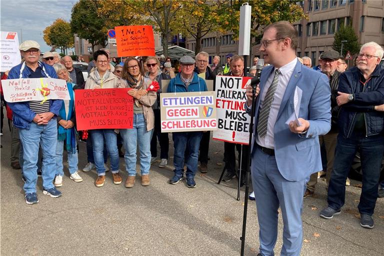 Eine Stimme des Protests: Backnangs Oberbürgermeister Maximilian Friedrich spricht in Stuttgart-Möhringen zu den Demonstranten. Foto: Kornelius Fritz