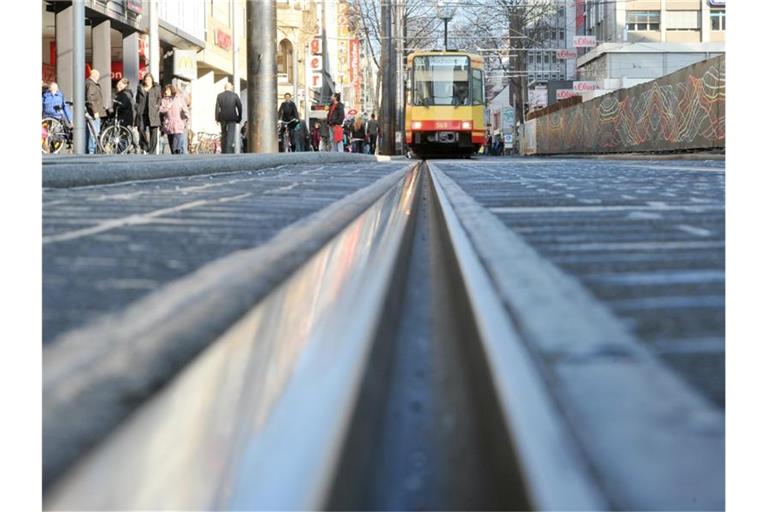 Eine Straßenbahn fährt durch die Fußgängerzone in der Karlsruher Innenstadt. Foto: picture alliance / dpa/Archivbild