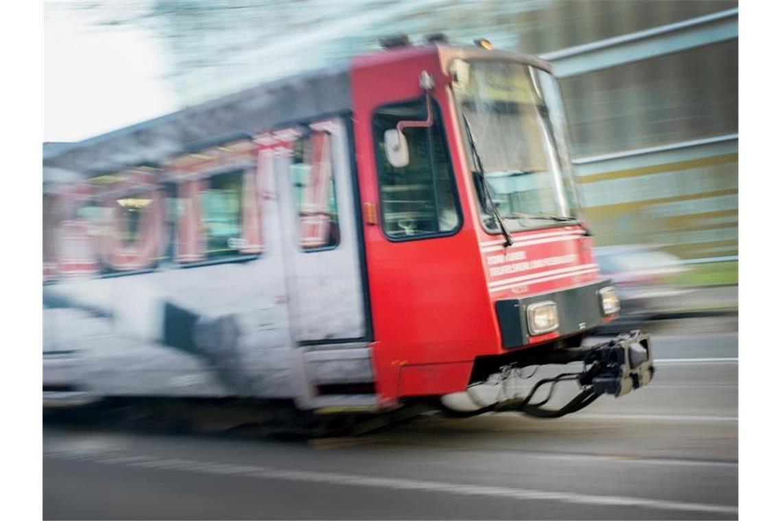 45 000 Euro Schaden bei Zusammenstoß mit Straßenbahn Eine Straßenbahn fährt durch die Innenstadt. Foto: Martin Gerten/dpa/Symbolbild