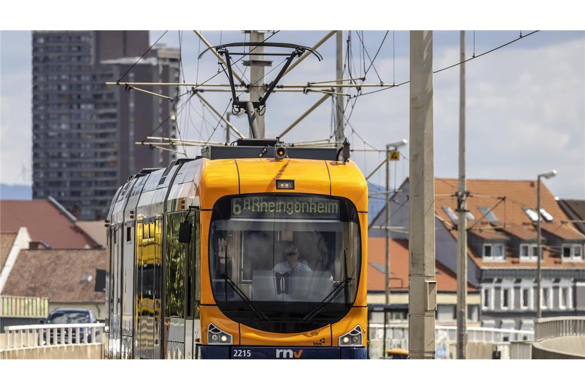 Eine Straßenbahn kollidierte aus bislang unbekannter Ursache mit einem Auto. (Symbolbild)