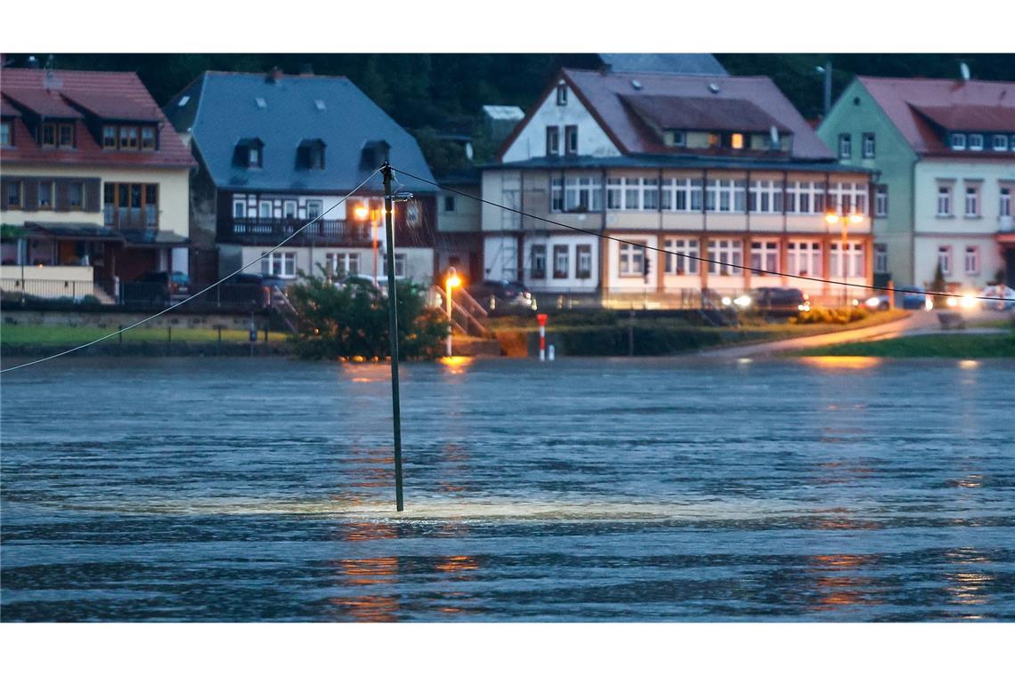 Eine Straßenlaterne ragt aus der Elbe: Das Technische Hilfswerk bereitet sich in Sachsen auf Hochwasser vor.