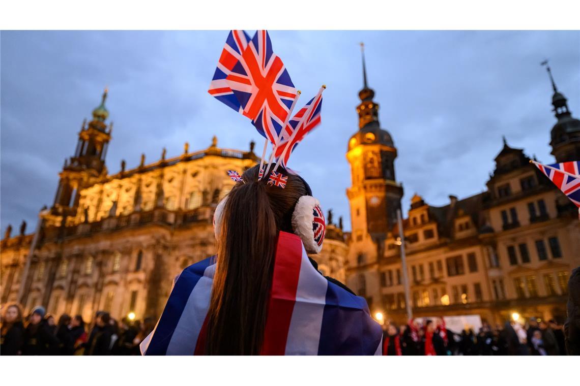 Eine Teilnehmerin des Challenger-Wettbewerbs im Synchroneiskunstlaufen aus Großbritannien steht am Abend in der Dresdner Altstadt.