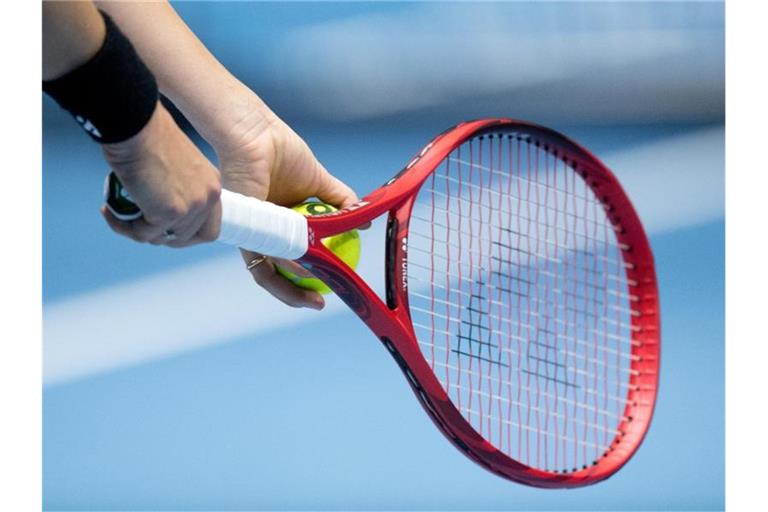 Eine Tennisspielerin konzentriert sich beim Aufschlag. Foto: Julian Stratenschulte/dpa/Archiv