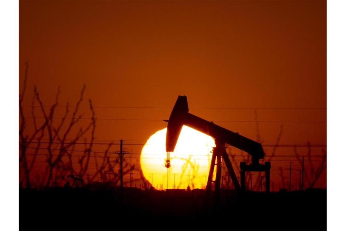 Ölpreise legen deutlich zu Eine Tiefpumpe während des Sonnenuntergangs in Texas. Die USA haben bereits ein Importverbot für russisches Rohöl verhängt. Foto: Jacob Ford/Odessa American/AP/dpa