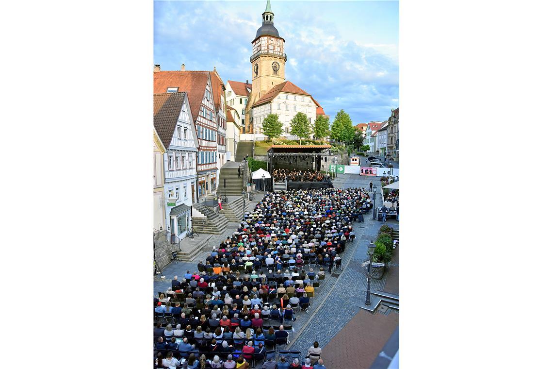 Eine tolle Kulisse bieten der Marktplatz und der Stadtturm für diese außergewöhl...