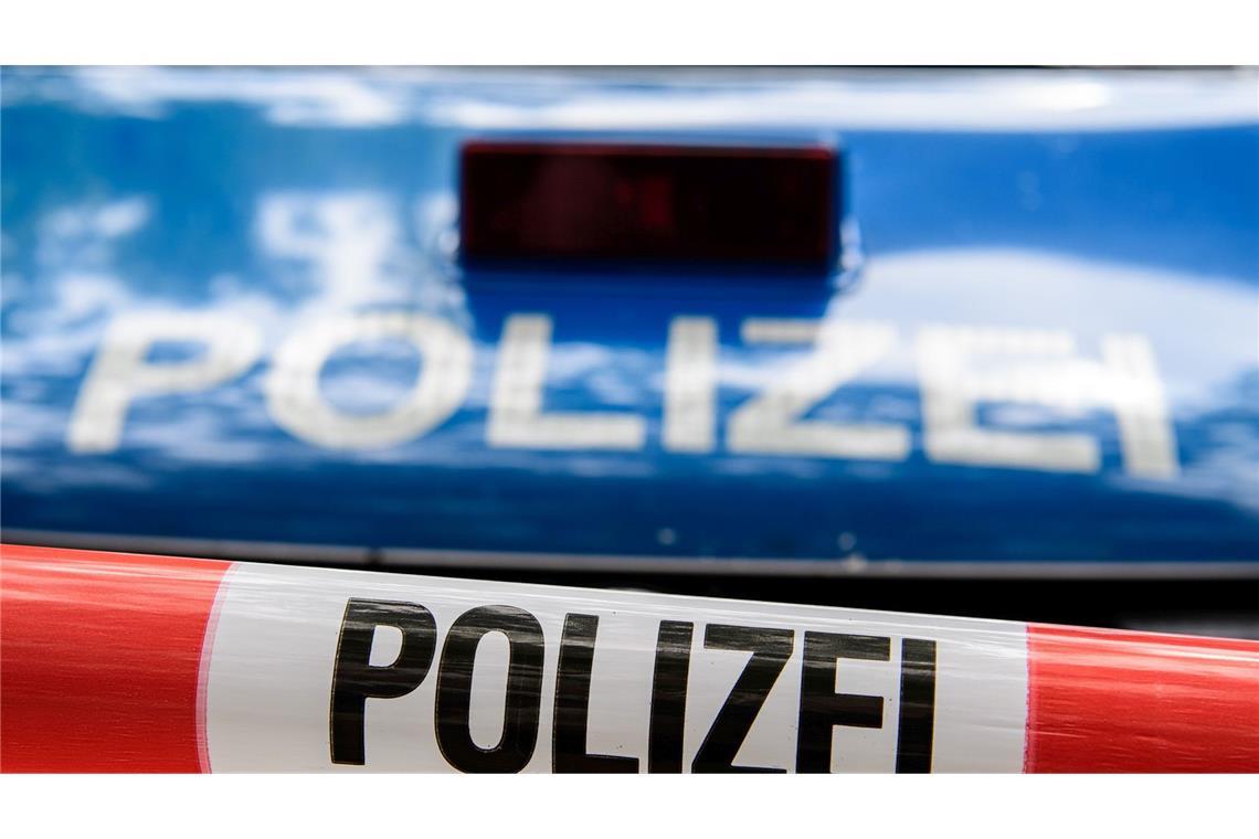 Eine tote Frau wurde  in ihrer Wohnung gefunden. Die Polizei geht derzeit von Mord aus. (Symbolbild)