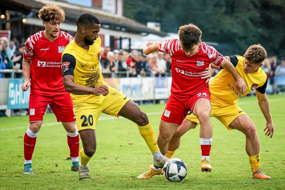 Eine typische Szene in einer kampfbetonten Partie: Die Großaspacher Anthony Mbem-Som Nyamsi (Nummer 20) und Christian Mistl nehmen Backnangs Gianni Mollo in die Zange. Foto: Alexander Becher