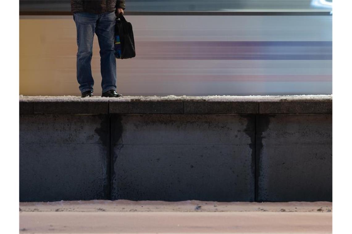 Nahverkehrsverbund VVS verzeichnet Fahrgastzahlen-Einbruch Eine U-Bahn der Stuttgarter Straßenbahnen fährt an einer Haltestelle hinter einem Mann ab. Foto: Sebastian Gollnow/dpa
