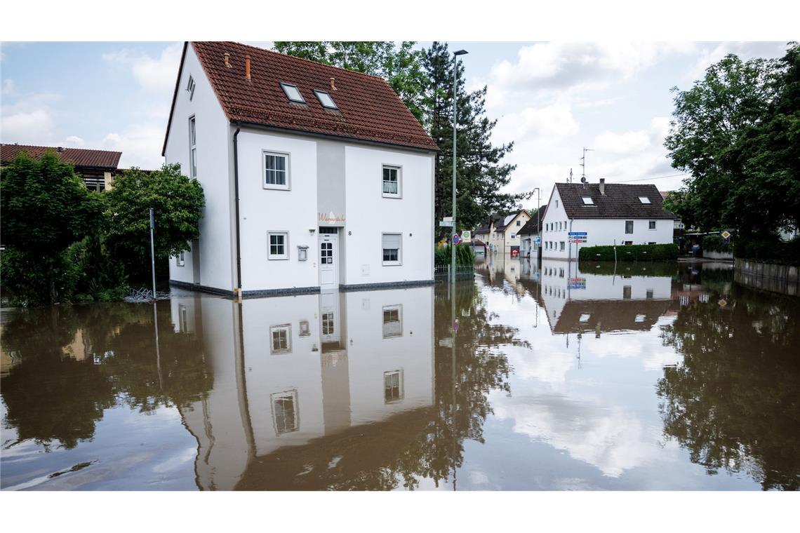 Eine Überlutete Hauptstraße nahe der Donaubrücke in Günzburg, Bayern.