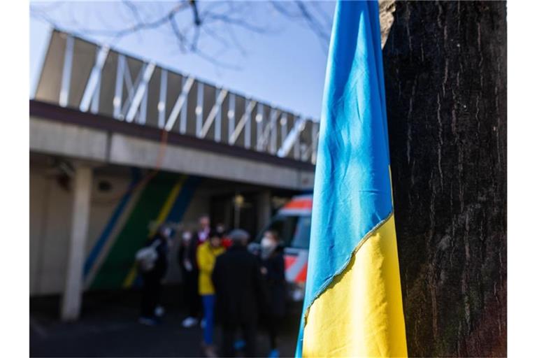 Eine ukrainische Flagge hängt vor dem Eingang zur Wentzingerhalle. Foto: Philipp von Ditfurth/dpa