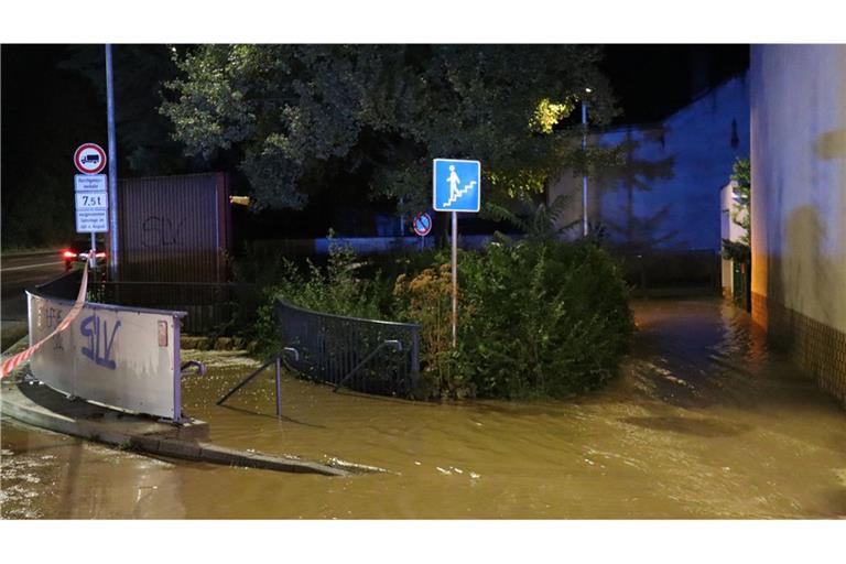 Eine Unterführung ist im Landkreis Karlsruhe mit Wasser vollgelaufen. Derzeit sind Menschen in manchen Straßenzügen von Bruchsal weiter von der Stromversorgung.