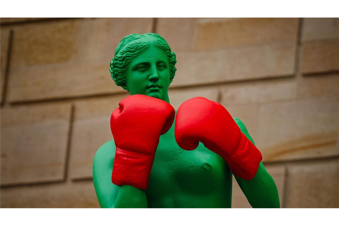 Eine Venus von Milo-Skulptur als Teil einer Installation des französischen Künstlers Laurent Perbos ist in Paris ausgestellt. Die Installation besteht aus sechs Skulpturen, wobei jede der Skulpturen verschiedene Sportarten der Olympischen und Paralympischen Spiele verkörpert.