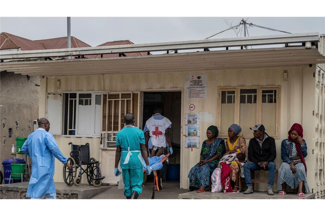 Eine verletzte Person wird in Goma in ein Krankenhaus gebracht. Die humanitäre Situation spitzte sich zuletzt weiter zu. (Archivbild)