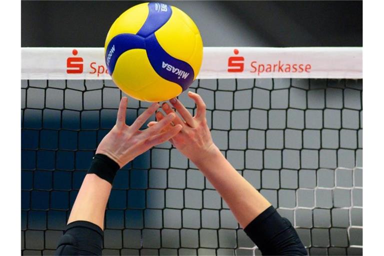 Eine Volleyballspielerin spielt den Ball. Foto: Robert Michael/dpa-Zentralbild/dpa/Symbolbild