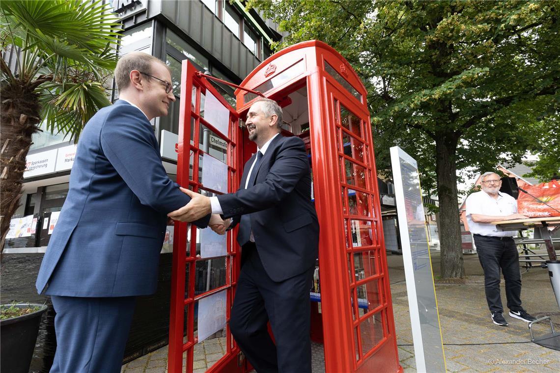 Eine von der Partnerstadt Chelmsford geschenkte Telefonzelle wird als öffentlich...