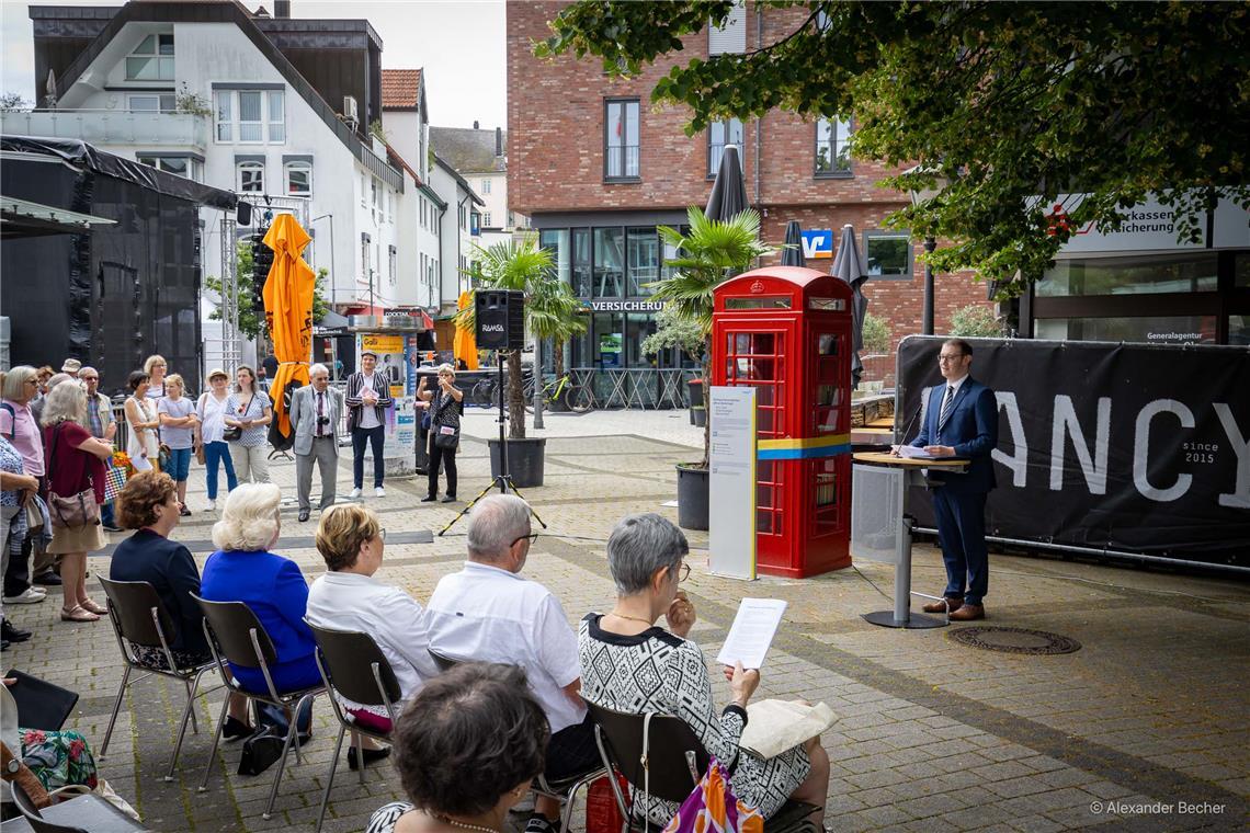 Eine von der Partnerstadt Chelmsford geschenkte Telefonzelle wird als öffentlich...