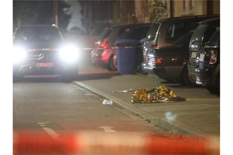 Eine Wärmefolie liegt auf der Straße. Foto: Ralf Zwiebler/-/dpa