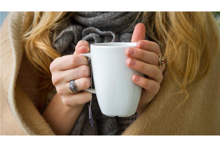 Eine warme Tasse Tee bei kühlen Temperaturen. Aktuell sind aber gerade die kalten Tees stark im Trend.