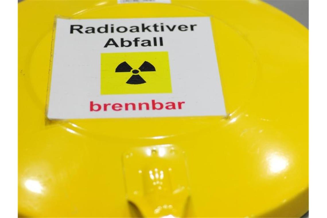 Radioaktiver Abfall kann vor Ort bearbeitet werden Eine Warntafel mit der Aufschrift "Radioaktiver Abfall brennbar". Foto: Marc Müller/picture alliance / dpa/Symbolbild