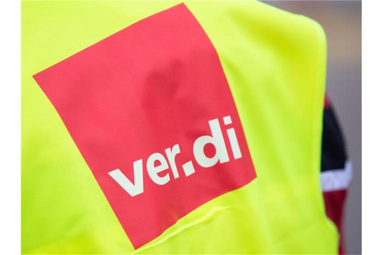 Eine Warnweste mit der Aufschrift der Gewerkschaft „verdi“. Foto: Tom Weller/dpa/Symbolbild