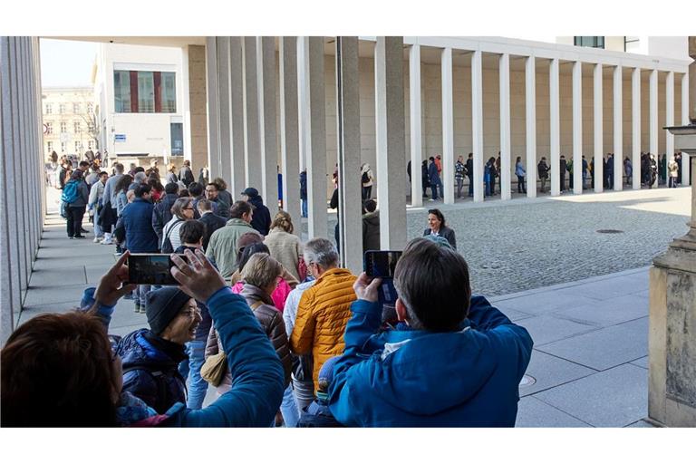 Eine Warteschlange bildete sich vor dem Eingang des Pergamonmuseums.