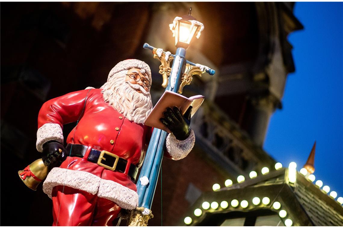 Eine Weihnachtsmann an einer Laterne steht als Dekoration auf einem Marktstand auf dem Lamberti-Markt in der Innenstadt von Oldenburg in Niedersachsen.